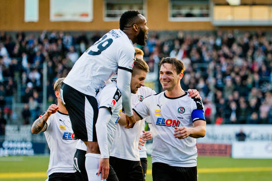 Örebros Martin Lorentzson gör 1-0 och jublar med Nordin