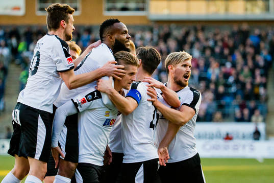 Örebros Martin Lorentzson gör 1-0 och jublar med Nordin