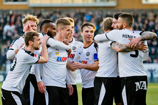 Örebros Martin Lorentzson gör 1-0 och jublar med Nordin Gerzic, Daniel Björnquist och Michael Junior Omoh