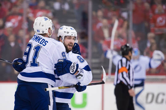 Tampa Bays Steven Stamkos och Nikita Kucherov jublar