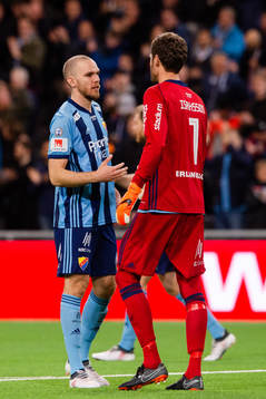 Djurgårdens Marcus Danielson och målvakt Andreas Isaksson jublar