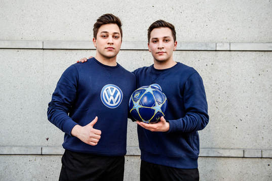 SkillTwins Josef och Jakob El-Zein poserar för porträtt