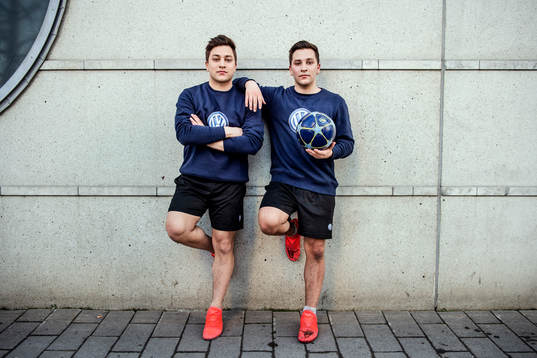 SkillTwins Josef och Jakob El-Zein poserar för porträtt