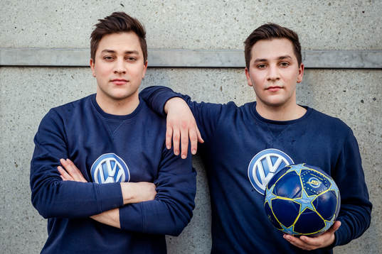 SkillTwins Josef och Jakob El-Zein poserar för porträtt