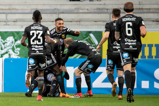 Östersunds Brwa Nouri jublar med lagkamrater efter 0-1