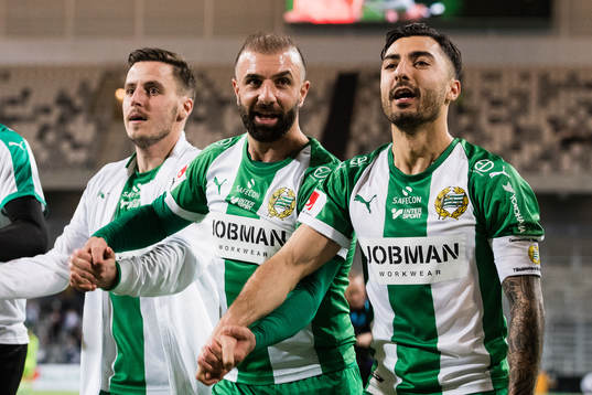 Hammarbys Jeppe Andersen, Kennedy Bakircioglu och Jiloan Hamad tackar publiken