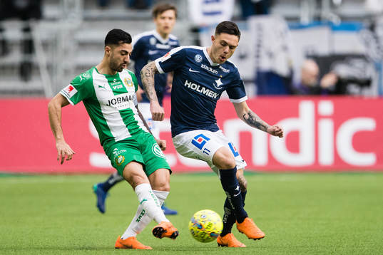 Hammarbys Jiloan Hamad i kamp om bollen med Norrköpings