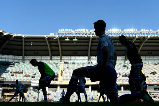 IFK Göteborgs spelare värmer upp innan fotbollsmatchen i