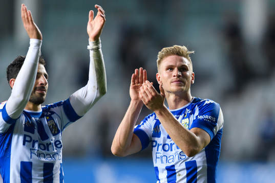 IFK Göteborgs Carl Starfelt tackar publiken