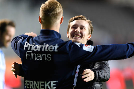 IFK Göteborgs Patrik Karlsson Lagemyr kramar om Gustav Engvall (vänd från kameran)