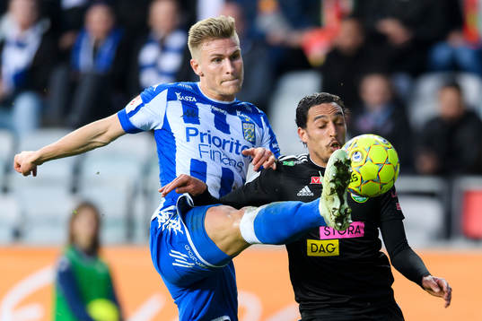 IFK Göteborgs Carl Starfelt i närkamp med Dalkurds Younes Bnou Marzouk