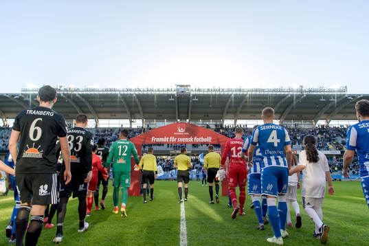 Spelarna går in på arenan innan fotbollsmatchen i Allsvenskan mellan IFK Göteborg och Dalkurd den 19 april 2018 i Göteborg.
