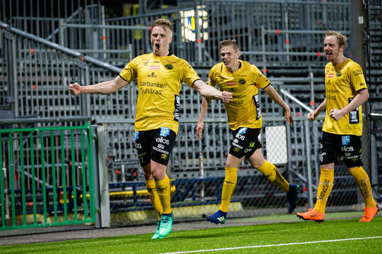 Elfsborgs Per Frick jublar med Joakim Nilsson och Simon Lundevall efter 0-2