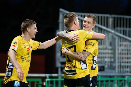 Elfsborgs Per Frick jublar med Samuel Holmén och Joakim Nilsson efter 0-2