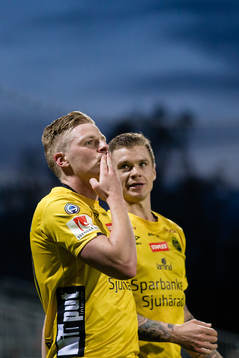 Elfsborgs Per Frick jublar med Samuel Holmén efter 0-2