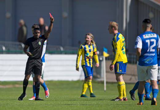 Eskilsminnes Philip Petersson får sitt andra gula kort av