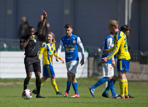 Eskilsminnes Philip Petersson får sitt andra gula kort av