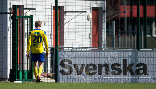 Eskilsminnes Philip Petersson får sitt andra gula kort av