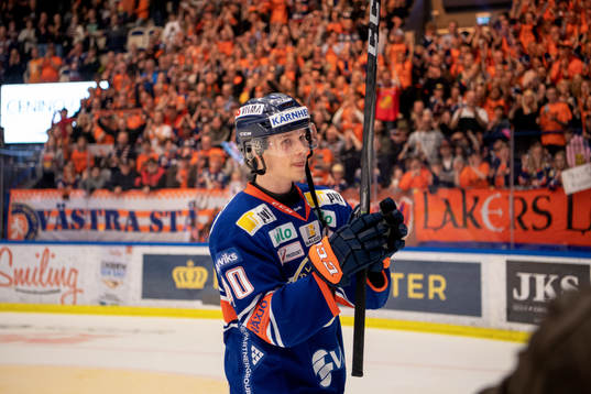 Växjös Elias Pettersson jublar framför fansen