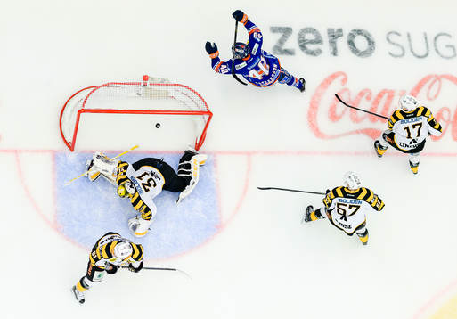 Växjös Elias Pettersson gör mål 2-1 och jublar bakom