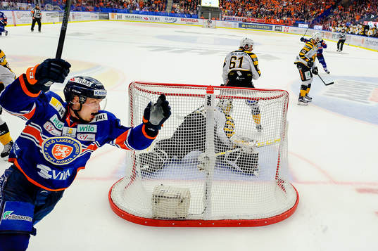Växjös Elias Pettersson jublar