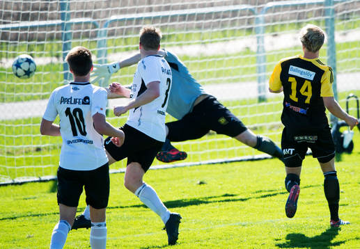  IFK Hässleholms Gustaf Lindroth gör 1-0 i matchen i division 2 Östra Götaland mellan IFK Hässleholm och Dalstorp i Hässleholm 21 april 2018.  