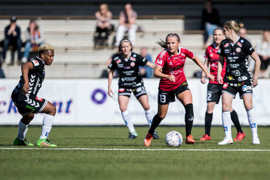 Limhamn Bunkeflos Alice Magnusson driver med bollen