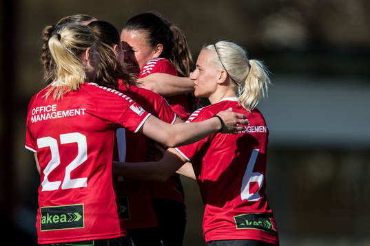 Limhamn Bunkeflos Anna Welin jublar med lagkamrater