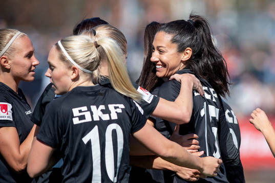 Göteborgs Christen Press jublar med lagkamrater efter 1-0