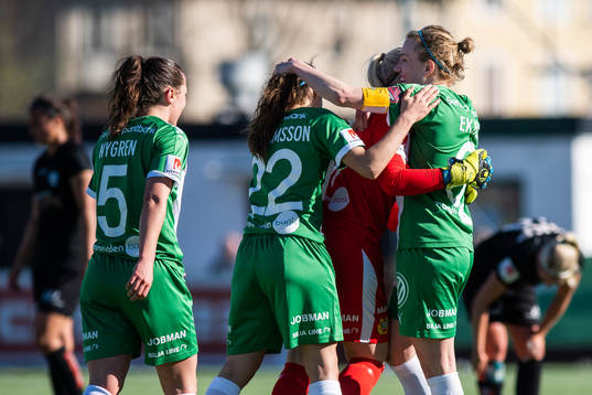 Hammarbys Sejde Abrahamsson, målvakt Emma Holmgren och