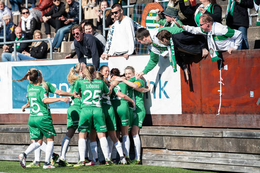 Hammarbys Olga Ekblom jublar med supportrar och lagkamrater