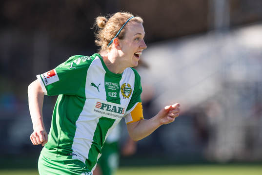 Hammarbys Olga Ekblom jublar efter att hon gjort 1-2-målet