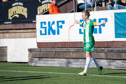 Hammarbys Olga Ekblom jublar efter att hon gjort 1-2-målet