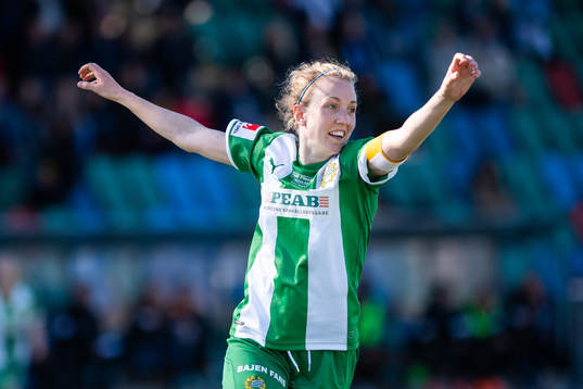 Hammarbys Olga Ekblom jublar efter att hon gjort 1-2-målet