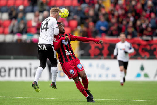Örebros Michael Almebäck och Östersunds Alhaji Gero
