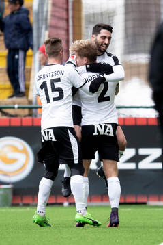 Örebros Daniel Björnquist jublar med lagkamrater efter 0-1
