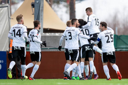 Örebros Isaac Boye Edegware jublar med lagkamrater