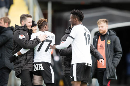 Örebros Kennedy Igboananike Isaac Boye Edegware jublar