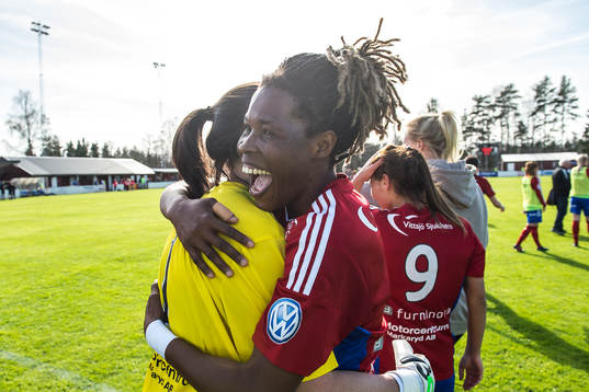 Vittsjös målvakt Shannon Lynn  och Osinachi Marvis Ohale jublar