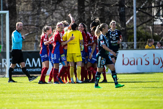 Vittsjös Hannah Wilkinson  jublar med lagkamraterna efter 3-2