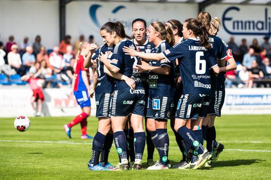 Linköpings Marija Banusic  jublar med lagkamraterna efter 0-2 på straff