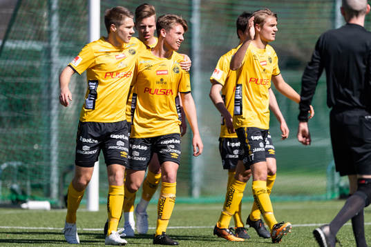 Elfsborgs Oliver Zandén (mitt i bild) kramas om av lagkamraterna efter 1-0