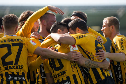 Häckens Paulinho jublar med lagkamrater och kramas om av Moestafa El Kabir lagkamrater efter 1-0
