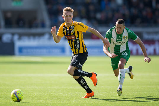 Häckens Joel Andersson före Hammarbys Nicola Djurdjic
