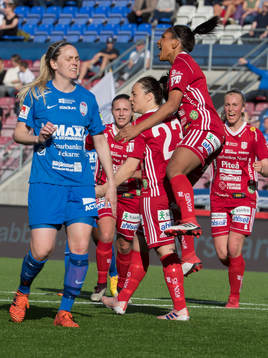  Piteås June Pedersen har precis satt 0-2 målet på straff och jublar med lagkompisarna