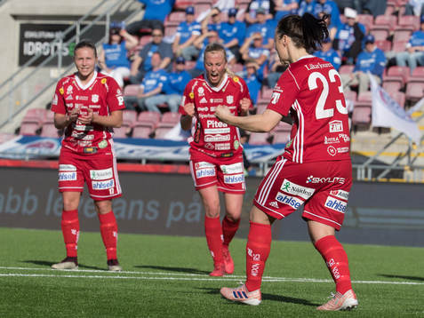 Piteås June Pedersen har precis satt 0-2 målet på straff och jublar med lagkompisarna