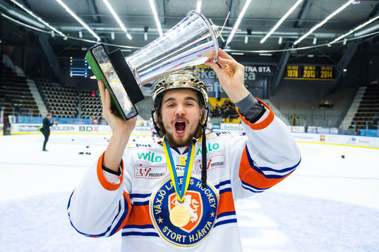 Växjös Adam Brodecki jublar med pokalen