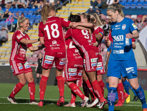  Piteås June Pedersen har precis satt 0-2 målet på straff och jublar med lagkompisarna