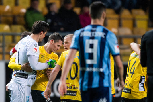 Elfsborgs målvakt Kevin Stuhr Ellegaard och Jon Jönsson jublar efter att Jönsson gjort 2-2-målet