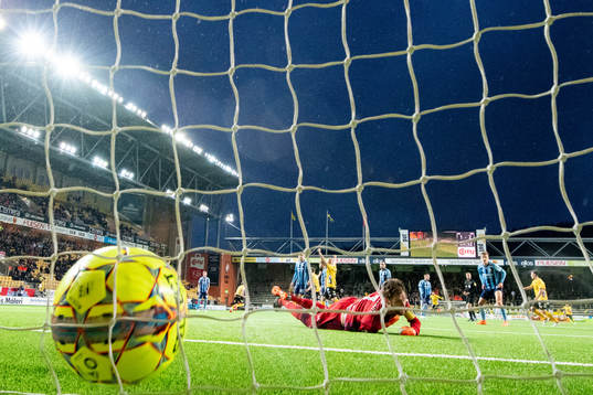 Djurgårdens målvakt Andreas Isaksson ser bollen rulla in mål till 2-2 efter skott av Elfsborgs Jon Jönsson (ej i bild)